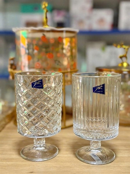 Bình hoa thủy tinh có đế sang trọng