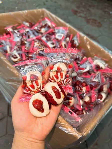 TÁO ĐỎ KẸP SỮA DÂU SẤY DẺO - Ảnh 3