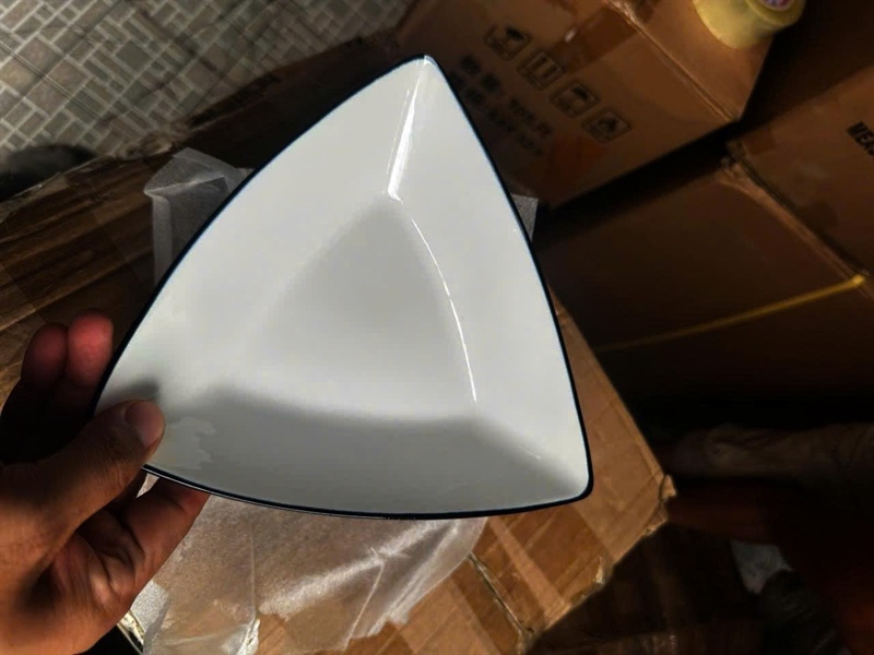 dĩa tam giác trắng viền đen