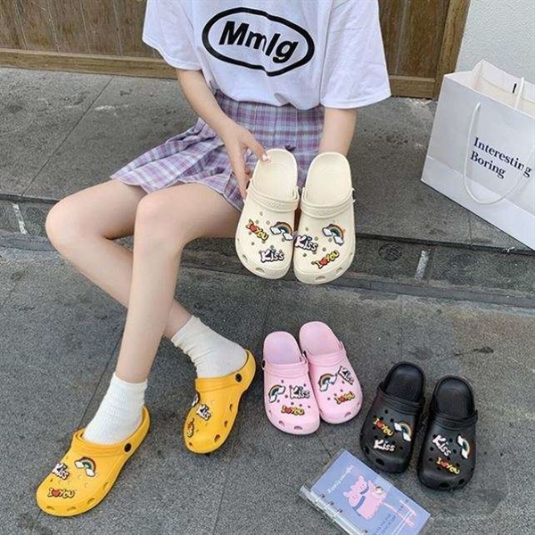 dép lỗ đi trong nhà kèm sticker