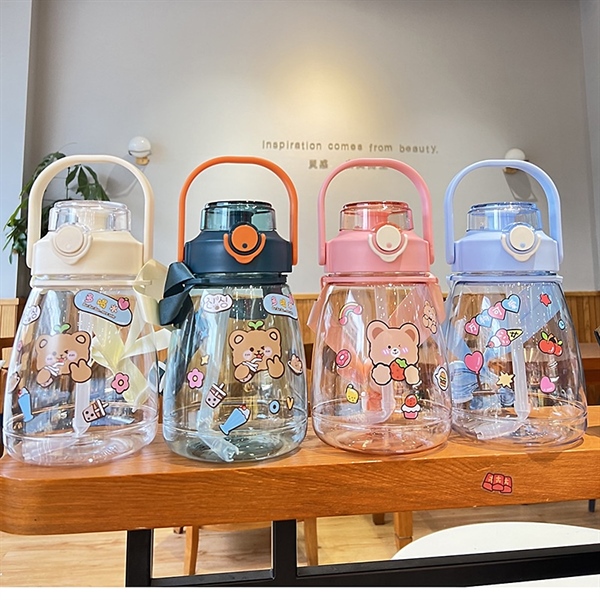 Bình nước nhựa 1l3 có dây đeo và ống hút + sticker siêu cute