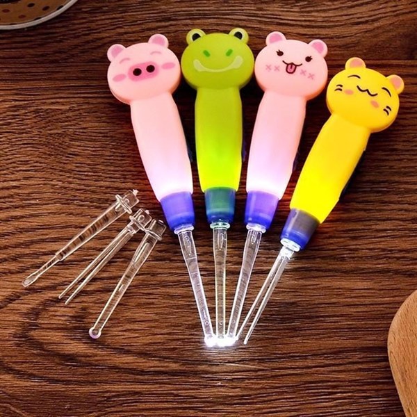 dụng cụ lấy ráy tai có đèn hình thú