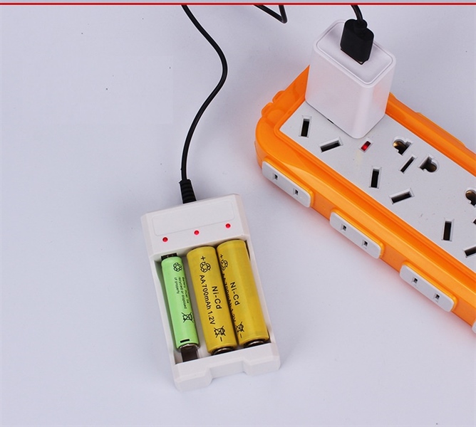 bộ sạc pin đa năng 3 khe kết nối usb tiện lợi