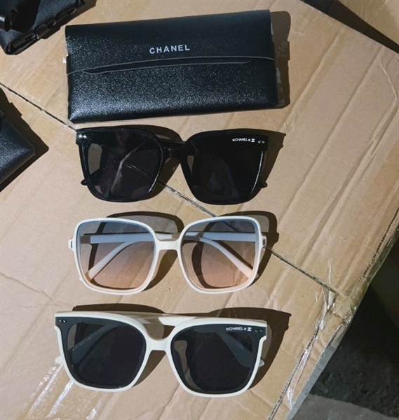 Kính mát Chanel kèm túi đựng