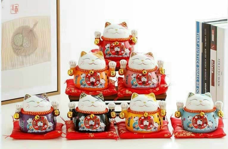 mèo thần tài đeo lục lạc có đệm lót cao 12cm