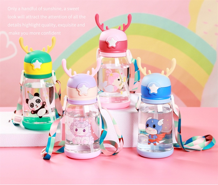 Bình nước hình tuần lộc 600ml kèm ống hút