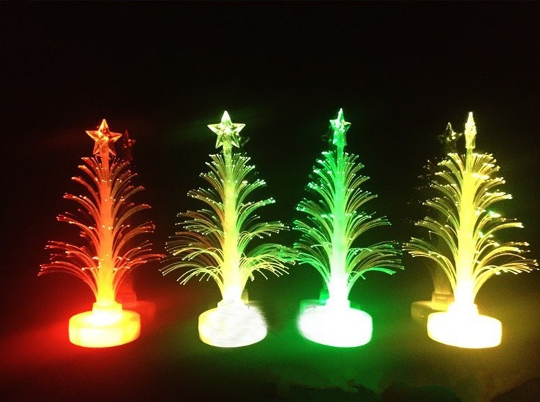 Cây thông để bàn phát sáng