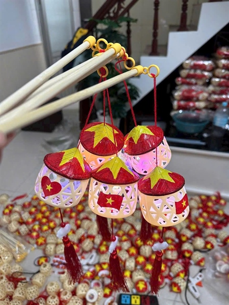 Lồng đèn nón lá Cờ Đỏ Sao Vàng