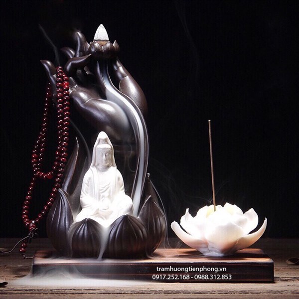 Thác khói xông nhang trầm bàn tay có phật