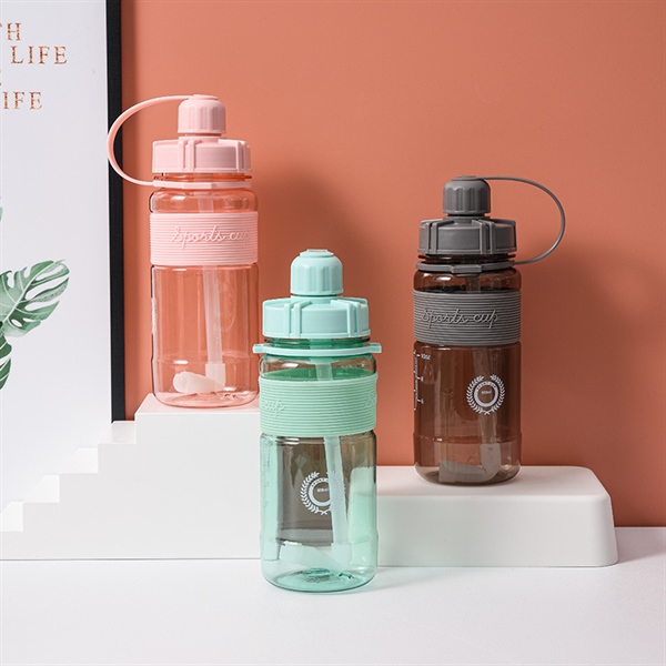 Bình nước 1L5 có quai đeo và ống hút tiện lợi