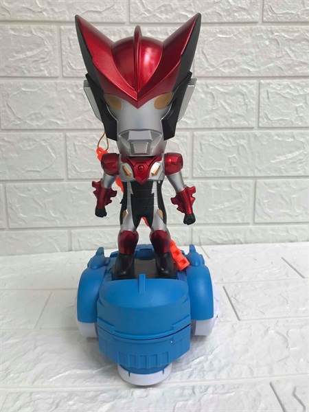 lồng đèn siêu nhân đi xe