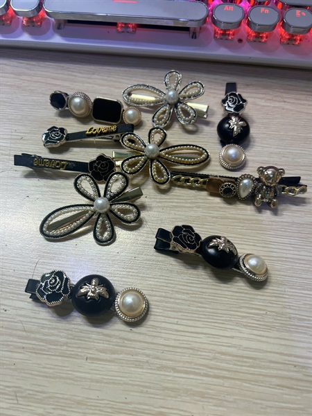 kẹp tóc mái ngọc trai phong cách tiểu thư