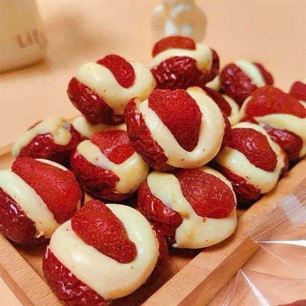 TÁO ĐỎ KẸP SỮA DÂU SẤY DẺO - Ảnh 2