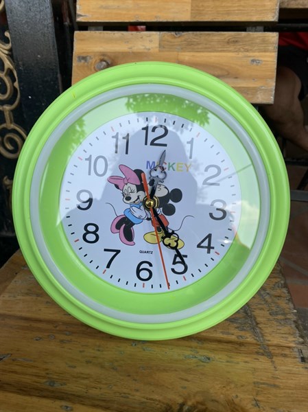 đồng hồ trang trí hình tròn hoạt hình