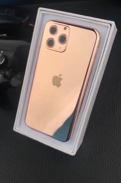 hộp quẹt kiêm đèn pin kiểu dáng iphone 11 pro max