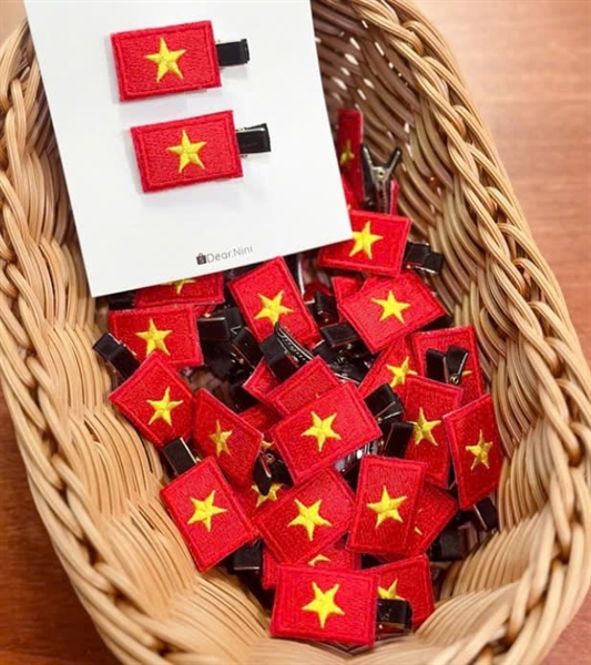 Set 2 kẹp tóc thêu cờ