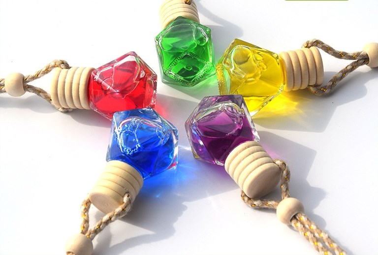 nước hoa xe hơi treo kính