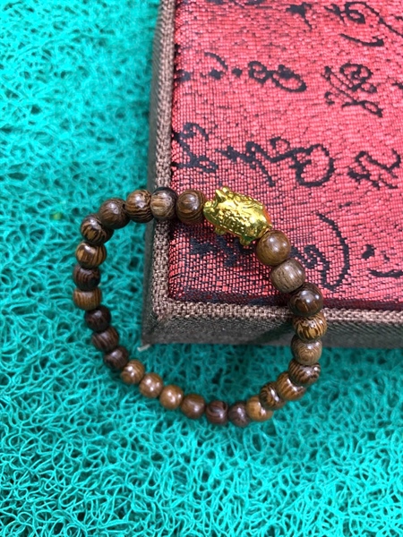 Vòng trầm mix charm heo vàng/bạc hộp đẹp