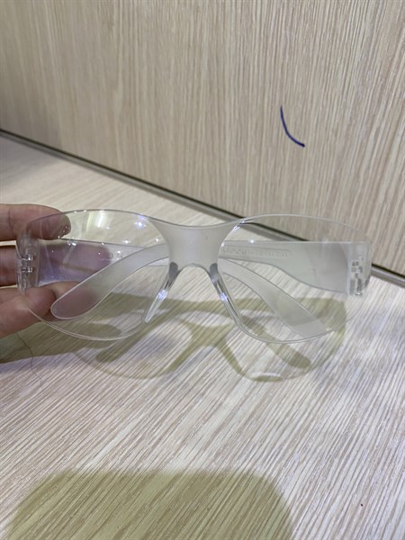 kính bảo hộ trong suốt trắng