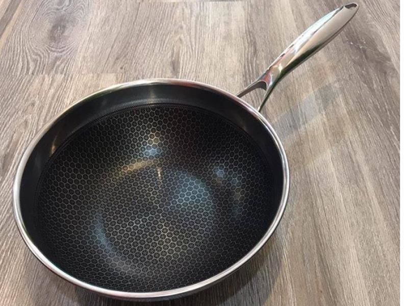 Chảo tổ ong sâu lòng cán inox size lớn 32cm cán kim loại
