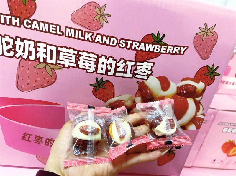 TÁO ĐỎ KẸP SỮA DÂU SẤY DẺO