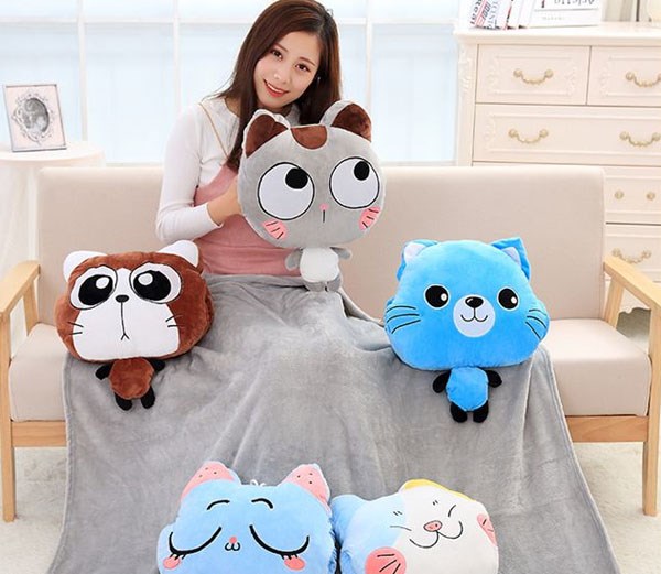 gối hoạt hình kèm chăn 3 trong 1
