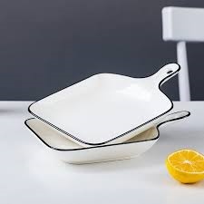 dĩa vuông có tay cầm viền đen