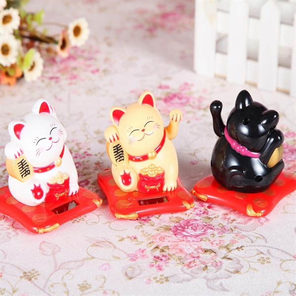 Mèo thần tài vẫy tay xài năng lượng ánh sáng