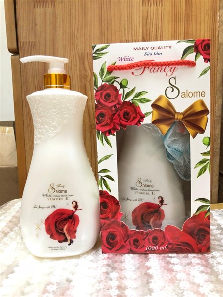 Hộp quà sữa tắm hoa hồng Salome 1000ml tặng bông tắm
