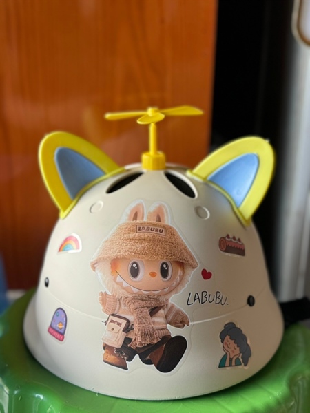 Nón bảo hiểm Labubu cho bé kèm tai và chong chóng