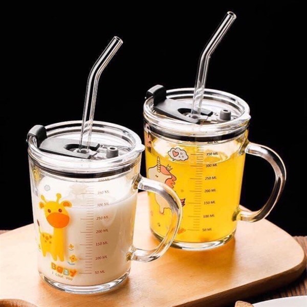 Cốc thủy tinh chia vạch có nắp đậy và ống hút